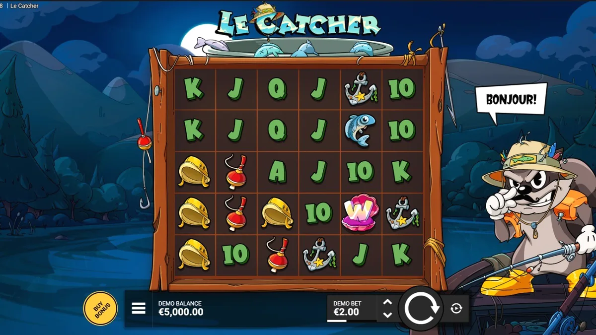 Rakun angler di Le Catcher slot dengan latar belakang perairan malam hari